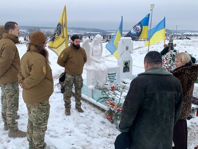 Старий Лисець, бійці "Азову", могила Ореста-Миколи Василечка Старий Лисець, бійці "Азову", могила Ореста-Миколи Василечка