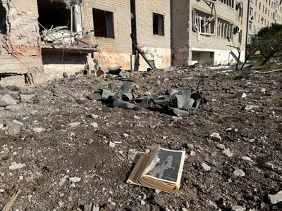 “Лишилися удвох”. Історія сусідок, які виживають у розбитій обстрілами багатоповерхівці на Донеччині “Лишилися удвох”. Історія сусідок, які виживають у розбитій обстрілами багатоповерхівці на Донеччині