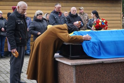 Загинув на Донеччині. У Гайвороні на Кіровоградщині попрощалися із бійцем Сергієм Нестеровичем Загинув на Донеччині. У Гайвороні на Кіровоградщині попрощалися із бійцем Сергієм Нестеровичем