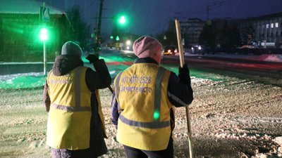 Снігопад у Чернігові: вісім тракторів та майже 50 працівників, як працюють комунальники Снігопад у Чернігові: вісім тракторів та майже 50 працівників, як працюють комунальники