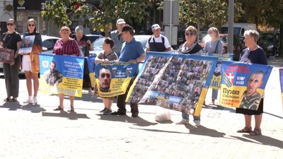 «Маємо боротися за наших захисників»: у Хмельницькому відбулася акція на підтримку полонених та зниклих безвісти «Маємо боротися за наших захисників»: у Хмельницькому відбулася акція на підтримку полонених та зниклих безвісти