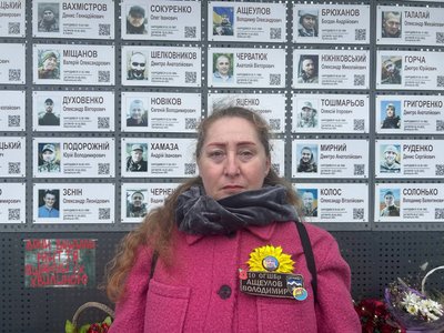 У парках Павлограда рідні загиблих воїнів встановили таблички пам'яті У парках Павлограда рідні загиблих воїнів встановили таблички пам'яті