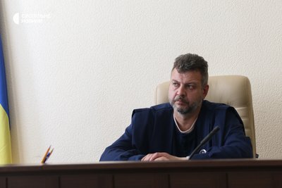 Суддя Печерського суду Олексій Соколов слухає прокурорів у справі заступника начальника поліції Івано-Франківської області Яцюка. Київ, 21 травня 2026 року