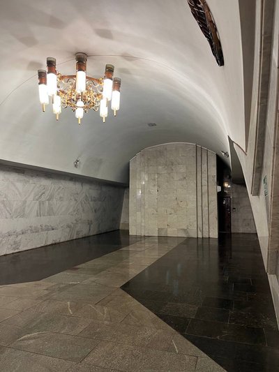 У Харкові демонтували барельєф Пушкіну зі станції метро У Харкові демонтували барельєф Пушкіну зі станції метро