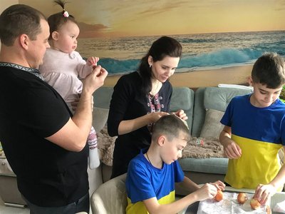 Великодні традиції: сім'я Рафальських у Житомирі готується до свята Великодні традиції: сім'я Рафальських у Житомирі готується до свята