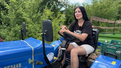 Покинула роботу в салоні та керує трактором: жителька Хмельниччини створила ферму, де рятує кіз
