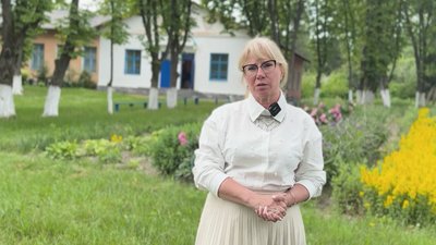 Кожен 10-й з села плете: волонтерки ініціативної групи "Бджілка" з Олбина на Чернігівщині, сплели 100 маскувальних сіток Кожен 10-й з села плете: волонтерки ініціативної групи "Бджілка" з Олбина на Чернігівщині, сплели 100 маскувальних сіток