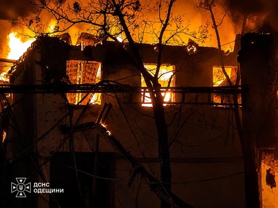 Нічна атака РФ на Одещину: пошкоджена взуттєва фабрика, виникли пожежі Нічна атака РФ на Одещину: пошкоджена взуттєва фабрика, виникли пожежі
