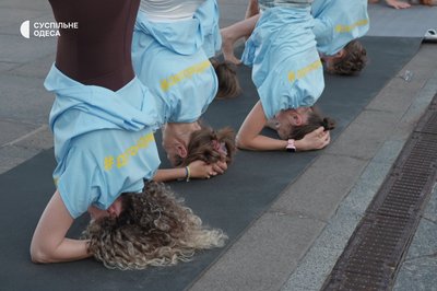 В Одесі учасники всеукраїнського руху "#догоридригом" ставали на голову біля Дюка В Одесі учасники всеукраїнського руху "#догоридригом" ставали на голову біля Дюка