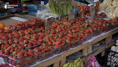 На Привозі продають полуницю по 200–280 грн за кіло: що кажуть продавці