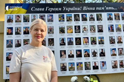 В Одесі дружини загиблих військових висадили лаванду біля "Стіни пам’яті"