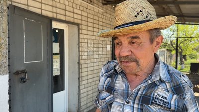 Без магазину, аптеки й автобуса: як живуть 86 людей в Адамівці на Донеччині Без магазину, аптеки й автобуса: як живуть 86 людей в Адамівці на Донеччині