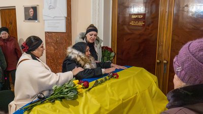У Чернігові попрощалися із загиблим на фронті актором драмтеатру Петром Великим У Чернігові попрощалися із загиблим на фронті актором драмтеатру Петром Великим