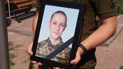 У Житомирі родинам загиблих військових передали державні нагороди У Житомирі родинам загиблих військових передали державні нагороди