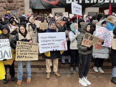 "Гроші на ЗСУ". Мітингувальники під КМДА вимагають збільшити фінансування військових "Гроші на ЗСУ". Мітингувальники під КМДА вимагають збільшити фінансування військових