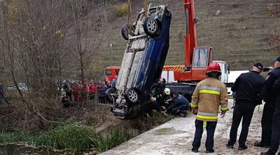 Автомобіль дістали із річки Автомобіль дістали із річки