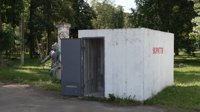 Семенівка на Чернігівщині: через дронів-ждунів заховали автівки та пересіли на велосипеди Семенівка на Чернігівщині: через дронів-ждунів заховали автівки та пересіли на велосипеди