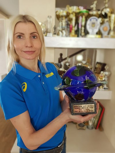 На дрон чоловіку: легкоатлетка з Рівного подарує переможний кубок з марафону за найбільший донат На дрон чоловіку: легкоатлетка з Рівного подарує переможний кубок з марафону за найбільший донат