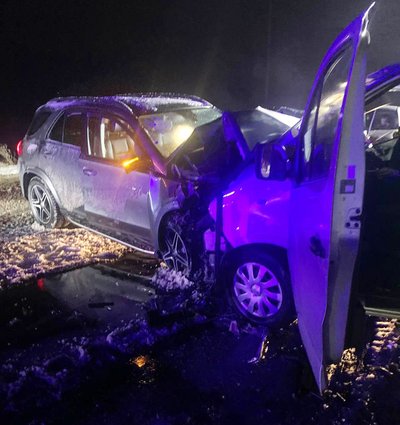 Зіткнулися бус і легковий автомобіль: у ДТП поблизу Житомира травми отримали четверо людей Зіткнулися бус і легковий автомобіль: у ДТП поблизу Житомира травми отримали четверо людей