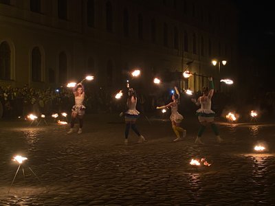 Вогняне шоу у Камʼянці на Вірменському ринку Вогняне шоу у Камʼянці на Вірменському ринку