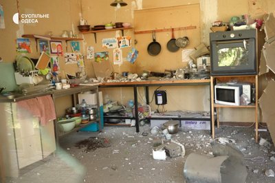"Ракета пролетіла через вікно у сусідній будинок": наслідки удару РФ по Одеському району 14 липня "Ракета пролетіла через вікно у сусідній будинок": наслідки удару РФ по Одеському району 14 липня