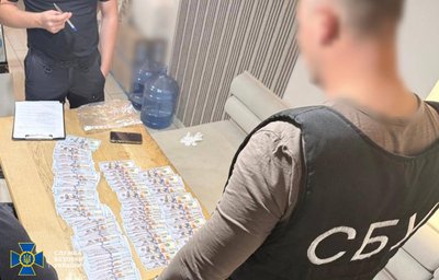 20 тисяч доларів за борги: на Черкащині затримали чоловіка, який вимагав гроші 20 тисяч доларів за борги: на Черкащині затримали чоловіка, який вимагав гроші