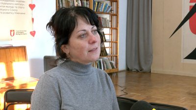 Дружина загиблого бійця подарувала бібліотеці в Луцьку серію книг на 35 тис. грн Дружина загиблого бійця подарувала бібліотеці в Луцьку серію книг на 35 тис. грн