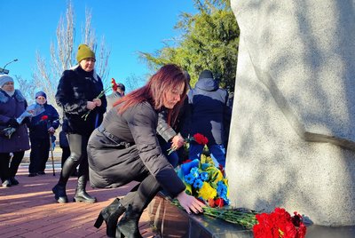 Люди покладають квіти біля меморіалу "Скорботний Янгол Чорнобиля" Люди покладають квіти біля меморіалу "Скорботний Янгол Чорнобиля"