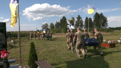 На Вінниччині поховали сімох невідомих захисників України На Вінниччині поховали сімох невідомих захисників України