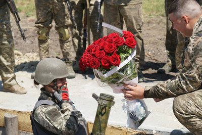 "Найміцніший бронежилет — це любов": на Хмельниччині курсант освідчився на полігоні "Найміцніший бронежилет — це любов": на Хмельниччині курсант освідчився на полігоні