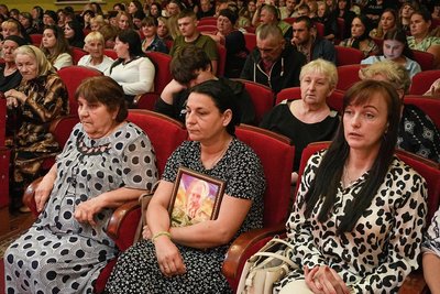 Родичам загиблих військових з Тернопільщини вручили державні нагороди Родичам загиблих військових з Тернопільщини вручили державні нагороди