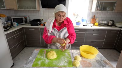 Переселенка з Ялти Надія Терентьєва готує обрядовий хліб надазовських греків Запоріжжя, 4 квітня 2025 рік Переселенка з Ялти Надія Терентьєва готує обрядовий хліб надазовських греків Запоріжжя, 4 квітня 2025 рік