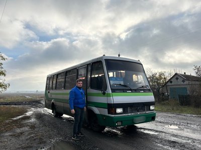 Їздять за ліками та продуктами: як курсує соціальний автобус у віддалених прифронтових селах Синельниківщини Їздять за ліками та продуктами: як курсує соціальний автобус у віддалених прифронтових селах Синельниківщини