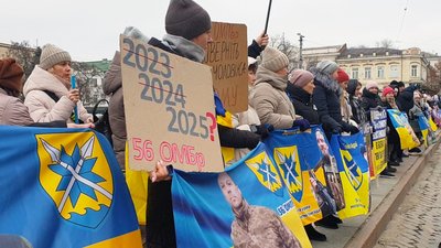 "Мені здається, що його не шукають". У Кропивницькому вийшли на акцію-нагадування про полонених та зниклих військових "Мені здається, що його не шукають". У Кропивницькому вийшли на акцію-нагадування про полонених та зниклих військових