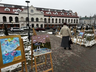 У Полтаві здійняли прапор кримських татар біля будівлі міської ради У Полтаві здійняли прапор кримських татар біля будівлі міської ради