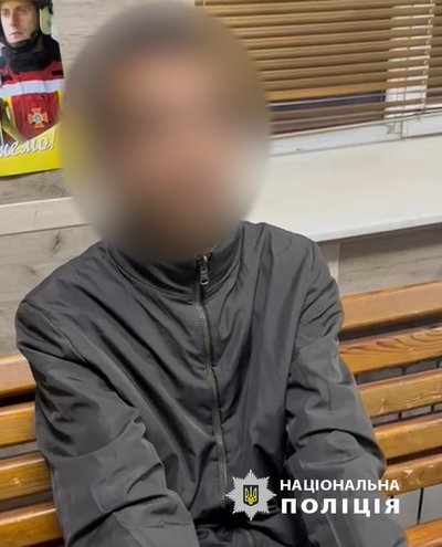 В Одесі затримали молодика, який підпалив прапорці на Європейській площі В Одесі затримали молодика, який підпалив прапорці на Європейській площі