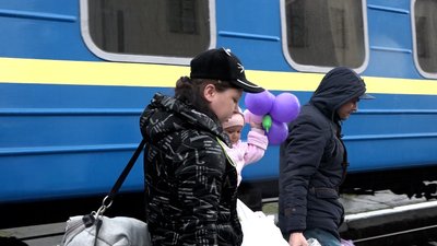 На Житомирщину із районів бойових дій евакуаційним потягом приїхали 26 переселенців На Житомирщину із районів бойових дій евакуаційним потягом приїхали 26 переселенців