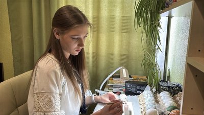 Аліна створює писанку Аліна створює писанку