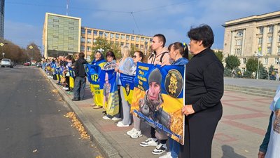 «Віримо, надіємося, чекаємо»: у Черкасах відбулася акція «Не мовчи — полон вбиває» «Віримо, надіємося, чекаємо»: у Черкасах відбулася акція «Не мовчи — полон вбиває»