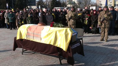 З військовим Денисом Грицюком попрощалися у Рівному З військовим Денисом Грицюком попрощалися у Рівному