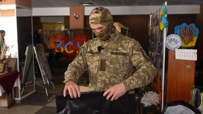 "Робимо це з великою любовʼю": на Кіровоградщині волонтери шиють ноші, сумки й плівки для бліндажів "Робимо це з великою любовʼю": на Кіровоградщині волонтери шиють ноші, сумки й плівки для бліндажів