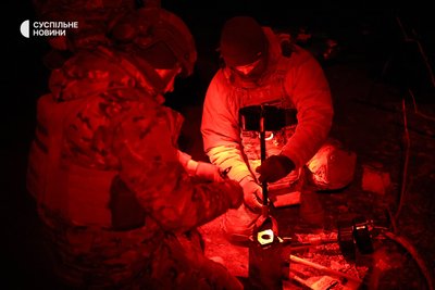Військові першого батальйону 40 ОБрБО прикручують вибухівку до нічного ударного дрона "Кажан" на Херсонщині Військові першого батальйону 40 ОБрБО прикручують вибухівку до нічного ударного дрона "Кажан" на Херсонщині