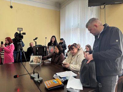 Софія Особа та прокурори готуються до початку засідання Софія Особа та прокурори готуються до початку засідання
