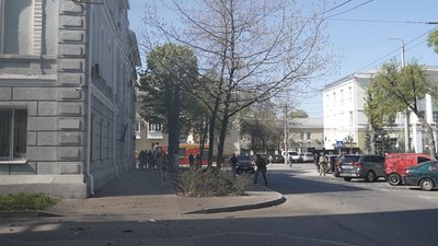 "Вибух був такої сили, що не пам’ятаю, як вийшла": очевидці про атаку РФ по прокуратурі у Чернігові "Вибух був такої сили, що не пам’ятаю, як вийшла": очевидці про атаку РФ по прокуратурі у Чернігові