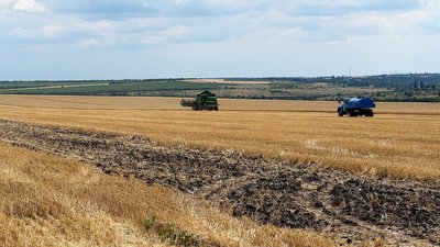 Пожежі на полях через російські дрони: як на Кіровоградщині рятують врожай під час жнив Пожежі на полях через російські дрони: як на Кіровоградщині рятують врожай під час жнив