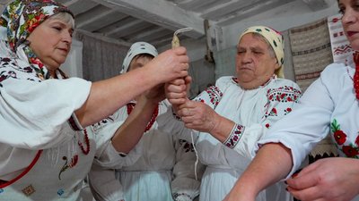 Обряд сукання весільної свічки зберігають жительки села на Житомирщині Обряд сукання весільної свічки зберігають жительки села на Житомирщині