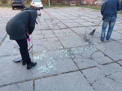 Потрощені шибки, виламані двері: у Києві уламки дронів РФ влучили у студентський гуртожиток Потрощені шибки, виламані двері: у Києві уламки дронів РФ влучили у студентський гуртожиток