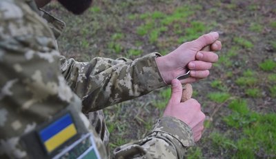 Витесані під обстрілами: історія прикордонника, який робить дерев'яні мініскульптури Витесані під обстрілами: історія прикордонника, який робить дерев'яні мініскульптури