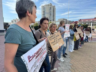 У Хмельницькому відбувається акція за встановлення чітких термінів військової служби У Хмельницькому відбувається акція за встановлення чітких термінів військової служби