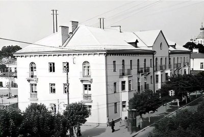 Вивіски, кондиціонери, дашки: як хочуть змінити будинок у центрі Рівного